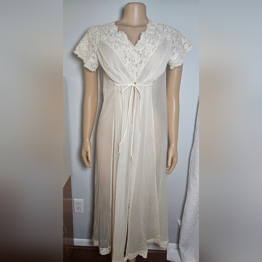 SHADOWLINE SILHOUETTE SATINTRIQUE NYLON Cream Lace Trim Robe with Empire Waist